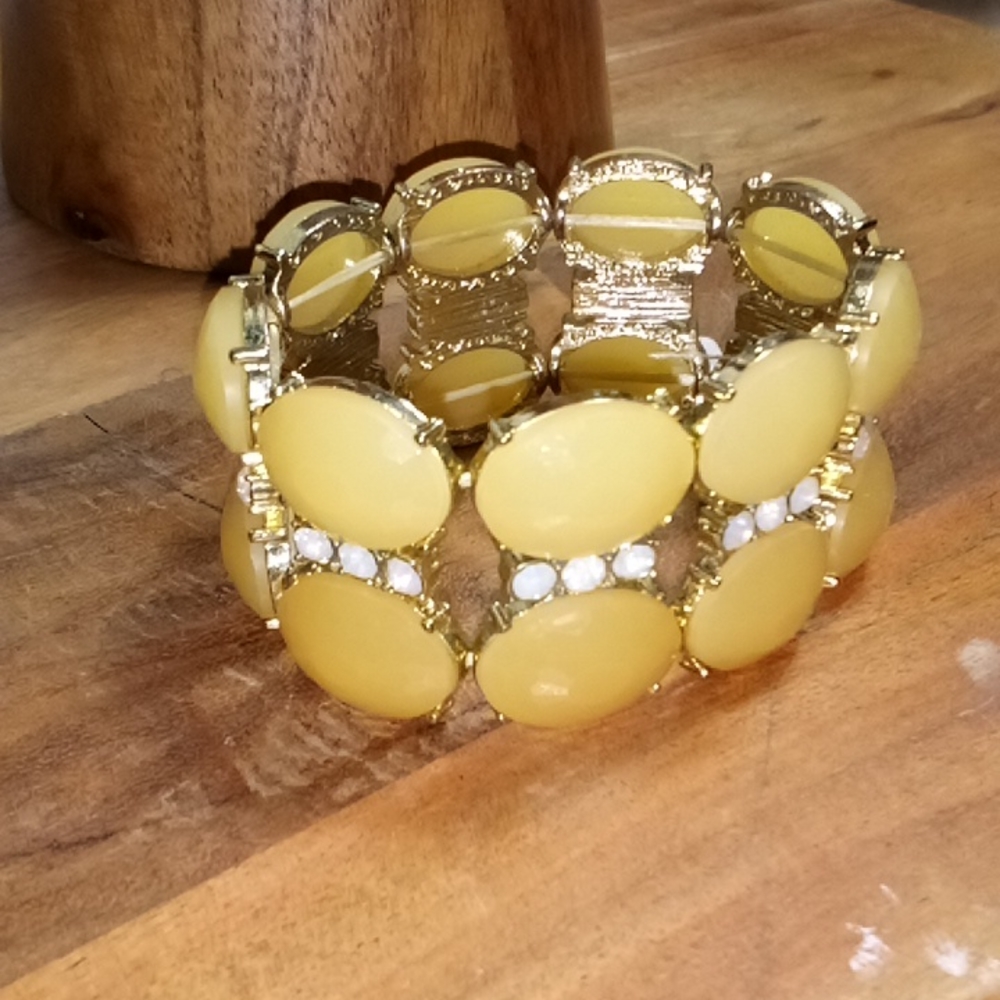 1940s 1950s bakelite stretch yellow bracelet